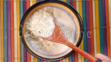 碗中燕麦片的俯视图，健康饮食概念